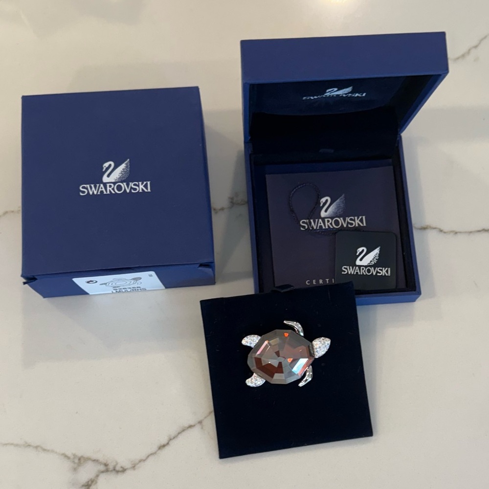 Swarovski Crystal Paradise Corporito Variation 2 Turtle Pin Brooch 928358 NWT